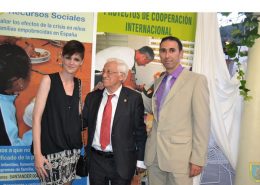 Padre Ángel junto a trabajadores de Residencia Edad Dorada